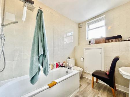 2 bedroom Flat for sale in Lansdowne Road, Forest Hall, Newcastle upon Tyne, NE12