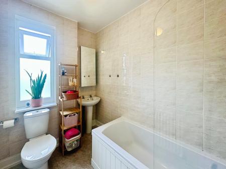 2 bedroom Flat for sale in Ferndene Grove, High Heaton, Newcastle upon Tyne, NE7