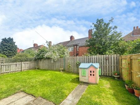 2 bedroom Flat for sale in Ferndene Grove, High Heaton, Newcastle upon Tyne, NE7