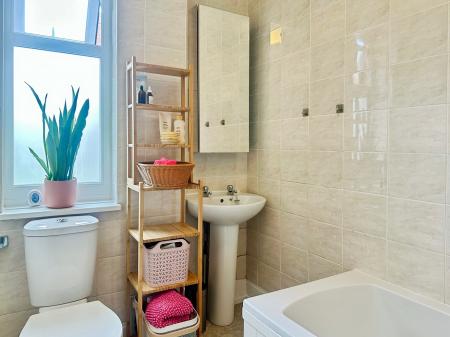 2 bedroom Flat for sale in Ferndene Grove, High Heaton, Newcastle upon Tyne, NE7