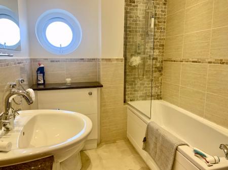 2 bedroom Flat to let in Castledene, Gosforth, Newcastle upon Tyne, NE3