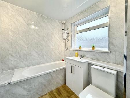 2 bedroom Flat for sale in Oswin Avenue, Forest Hall, Newcastle upon Tyne, NE12