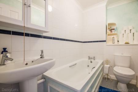 2 bedroom Flat to let in Enversham Court, Pearfield Road, Forest Hill, London, SE23