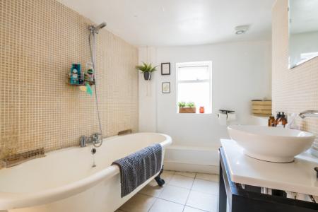 2 bedroom Maisonette to let in Dartmouth Road, London, SE26