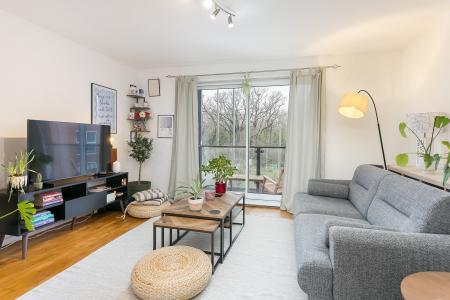2 bedroom Flat to let in Highwood Close, East Dulwich, London, SE22