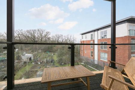 2 bedroom Flat to let in Highwood Close, East Dulwich, London, SE22