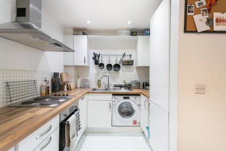 2 bedroom Flat to let in Highwood Close, East Dulwich, London, SE22