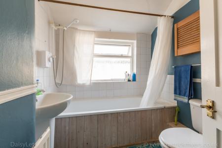 2 bedroom Flat to let in Helix Road, Brixton, London, SW2