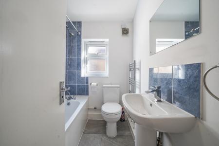 2 bedroom Flat to let in Underhill Road, East Dulwich, London, SE22