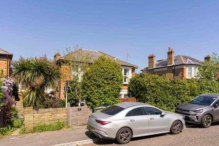 1 bedroom Flat to let in Mount Adon Park, East Dulwich, London, SE22