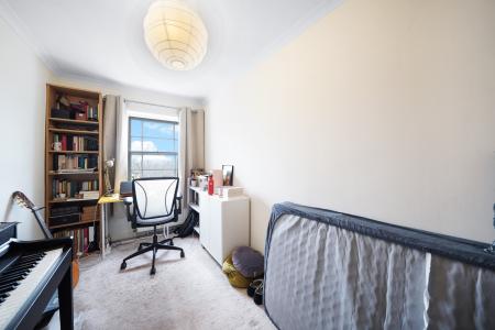 2 bedroom Flat to let in Grove Park, Camberwell, London, SE5