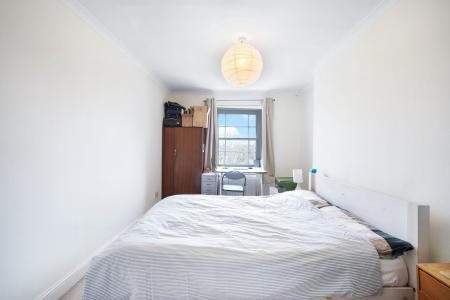 2 bedroom Flat to let in Grove Park, Camberwell, London, SE5