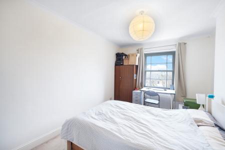 2 bedroom Flat to let in Grove Park, Camberwell, London, SE5