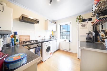 2 bedroom Flat to let in Grove Park, Camberwell, London, SE5
