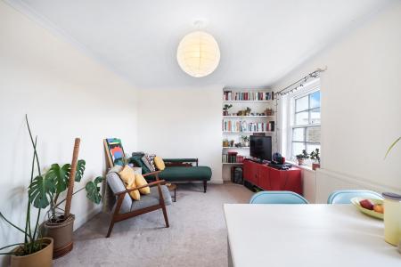 2 bedroom Flat to let in Grove Park, Camberwell, London, SE5