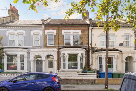 2 bedroom Flat to let in Gowlett Road, East Dulwich, London, SE15