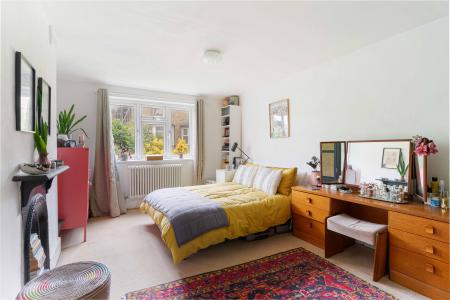 2 bedroom Flat to let in Gowlett Road, East Dulwich, London, SE15