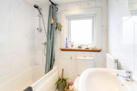 2 bedroom Flat to let in Gowlett Road, East Dulwich, London, SE15