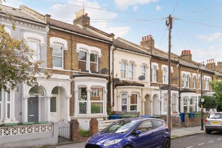 2 bedroom Flat to let in Gowlett Road, East Dulwich, London, SE15