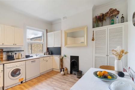 2 bedroom Flat to let in Gowlett Road, East Dulwich, London, SE15