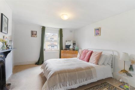 2 bedroom Flat to let in Gowlett Road, East Dulwich, London, SE15
