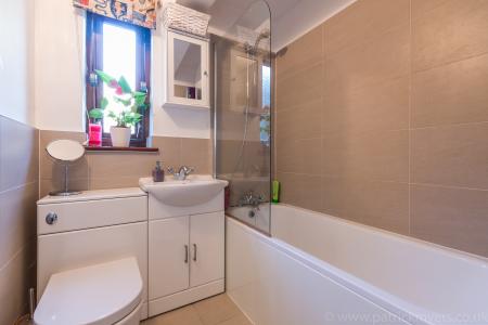 1 bedroom Flat to let in The Gardens, East Dulwich, London, SE22