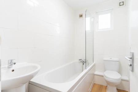 2 bedroom Flat to let in Hurstbourne Road, Forest Hill, London, SE23