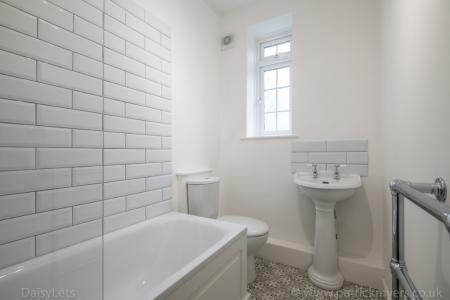 2 bedroom Flat to let in Perry Vale, Forest Hill, London, SE23
