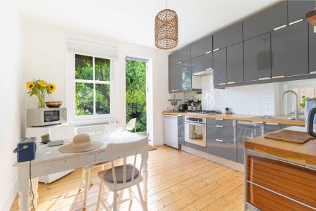 2 bedroom Flat to let in Kinsale Road, Peckham, London, SE15