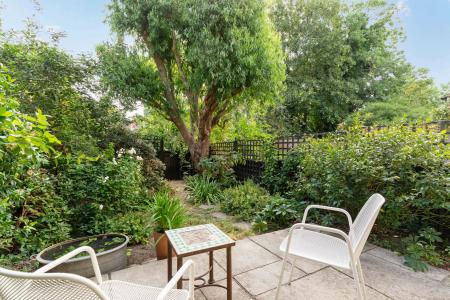2 bedroom Flat to let in Kinsale Road, Peckham, London, SE15