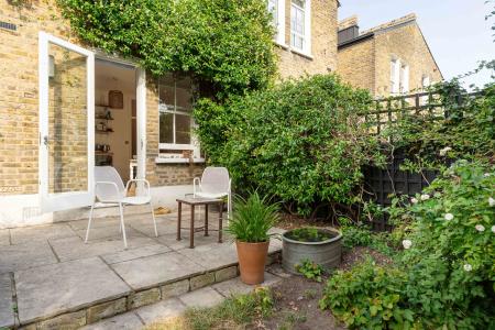 2 bedroom Flat to let in Kinsale Road, Peckham, London, SE15