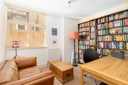 2 bedroom Flat to let in Kinsale Road, Peckham, London, SE15