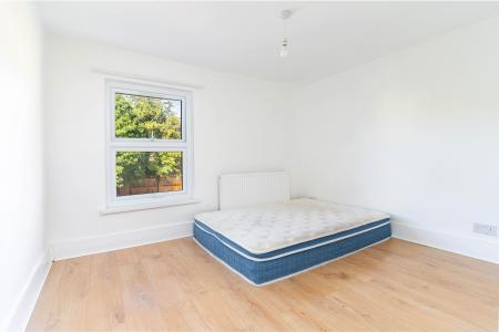 2 bedroom Flat to let in Hurstbourne Road, Forest Hill, London, SE23