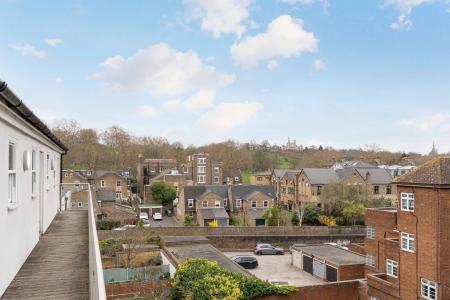 2 bedroom Flat to let in Travers House, London, SE10