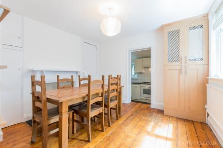 3 bedroom Maisonette to let in South Lambeth Road, Stockwell, London, SW8