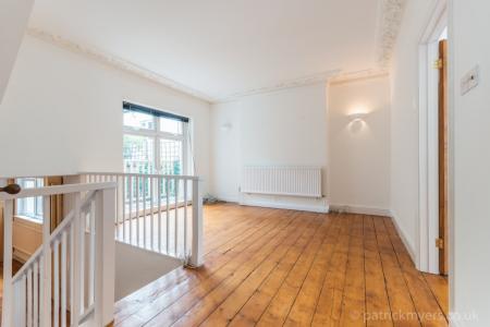 3 bedroom Maisonette to let in South Lambeth Road, Stockwell, London, SW8