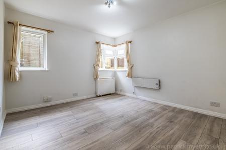 1 bedroom Flat to let in Rye Hill Park, Nunhead, London, SE15