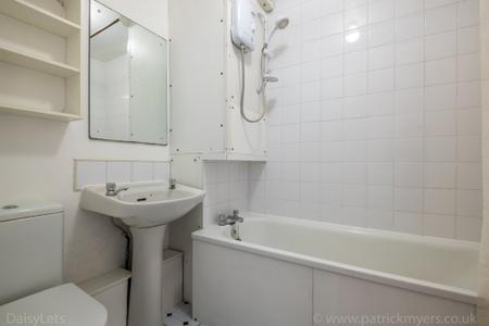 1 bedroom Flat to let in Rye Hill Park, Nunhead, London, SE15