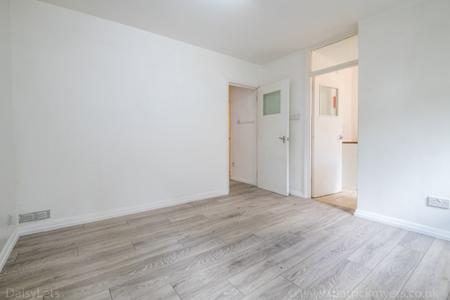 1 bedroom Flat to let in Rye Hill Park, Nunhead, London, SE15