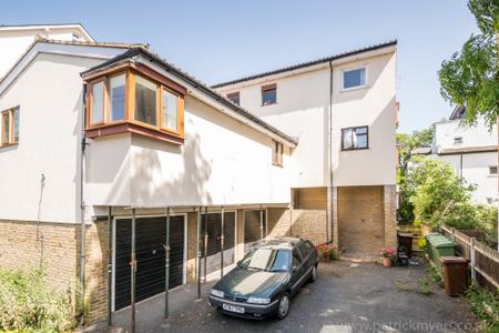 1 bedroom Flat to let in Rye Hill Park, Nunhead, London, SE15