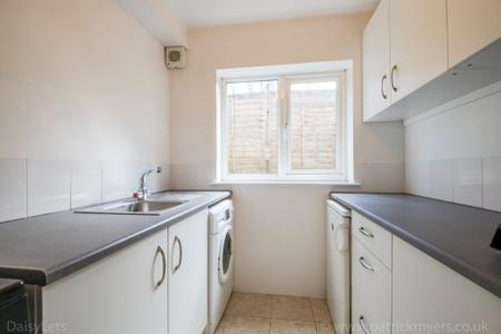 1 bedroom Flat to let in Rye Hill Park, Nunhead, London, SE15