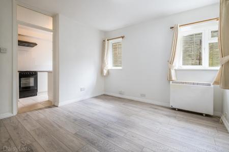1 bedroom Flat to let in Rye Hill Park, Nunhead, London, SE15