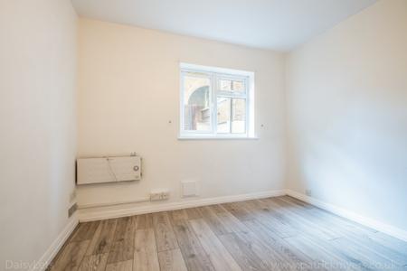 1 bedroom Flat to let in Rye Hill Park, Nunhead, London, SE15