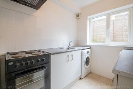 1 bedroom Flat to let in Rye Hill Park, Nunhead, London, SE15