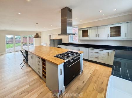 6 bedroom Detached house for sale in Main Street, Hatfield Woodhouse, Doncaster, DN7