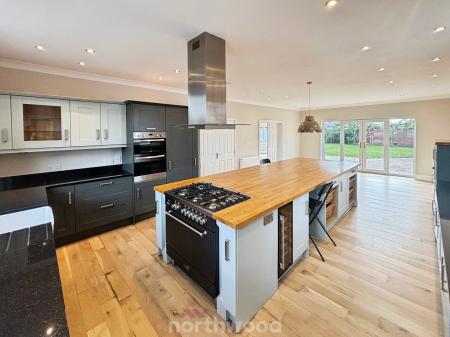 6 bedroom Detached house for sale in Main Street, Hatfield Woodhouse, Doncaster, DN7