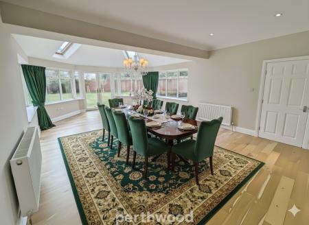 6 bedroom Detached house for sale in Main Street, Hatfield Woodhouse, Doncaster, DN7