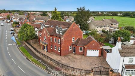 6 bedroom Detached house for sale in Main Street, Hatfield Woodhouse, Doncaster, DN7