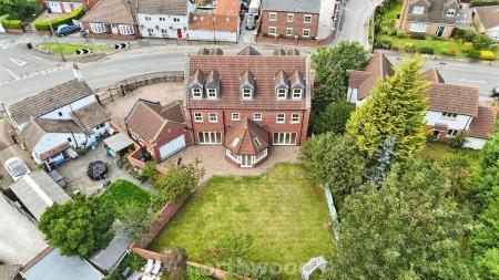 6 bedroom Detached house for sale in Main Street, Hatfield Woodhouse, Doncaster, DN7
