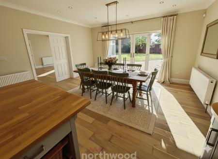 6 bedroom Detached house for sale in Main Street, Hatfield Woodhouse, Doncaster, DN7